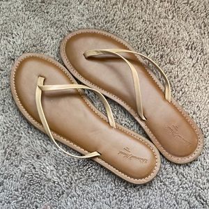 Universal Thread flip flops